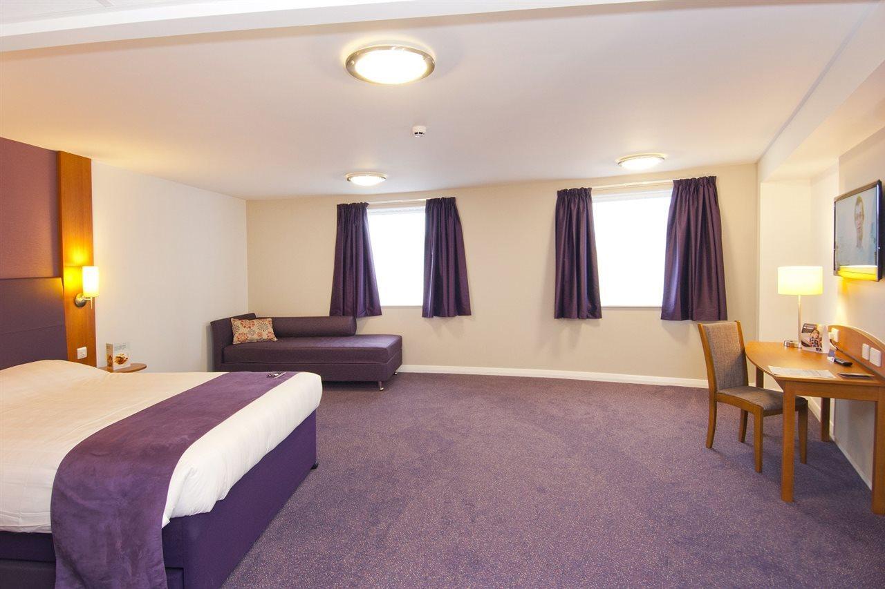 Premier Inn Barry Island Экстерьер фото